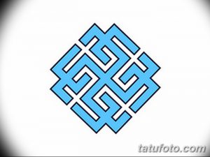 Эскиз татуировки с изображением кельтского узора, выполненного в голубых тонах, с четкими линиями и геометрическими формами.