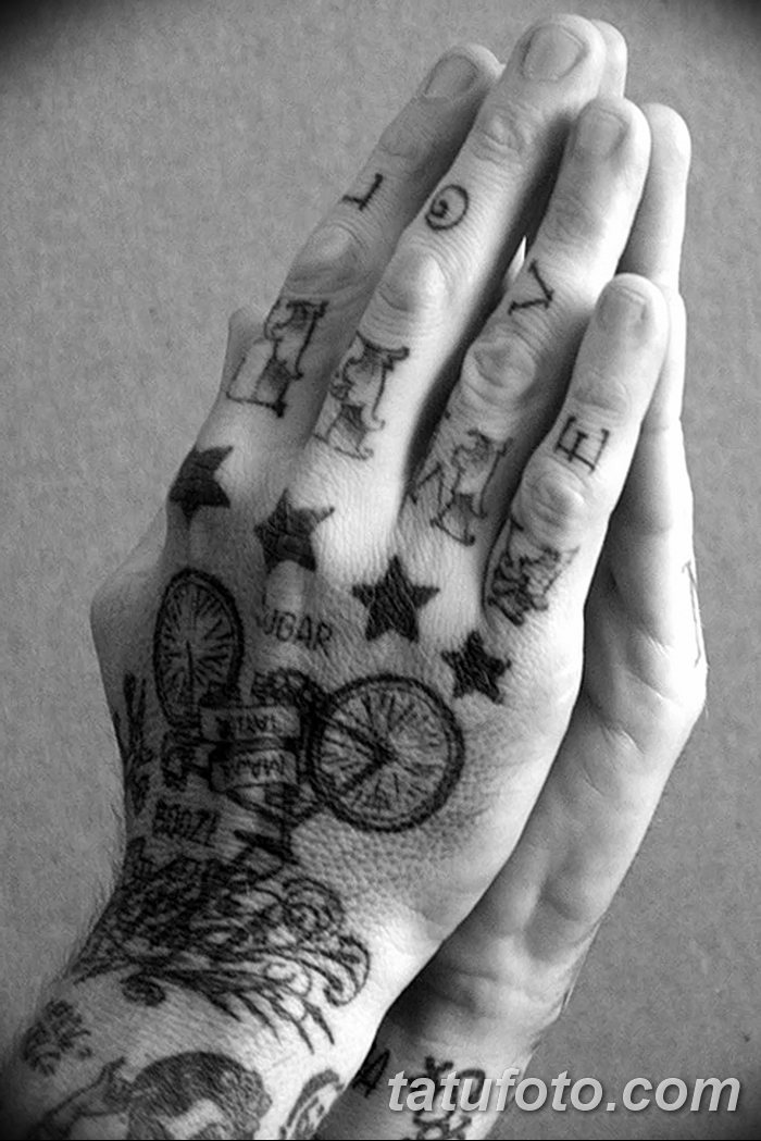 Молодежные Татуировки на пальцах рук