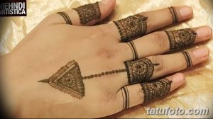 Фото тату хной с ажурным узором на руке и пальцах. Детальный рисунок в традиционном стиле мехенди.