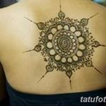 Фото мехенди: круглая мандала на женской спине. Детализированный узор с использованием хны. Идеально для тех, кто ценит восточные мотивы.