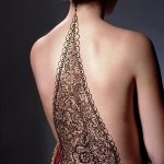 Фото мехенди: сложный и детализированный узор на спине невесты. Традиционный восточный рисунок с использованием хны. Идеально для свадебных церемоний.