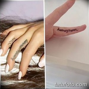Фото тату надписи "honeymoon" на пальце и руке девушки. Минималистичный шрифт, выполненный в черном цвете. Идея для парной татуировки или тату, посвященной медовому месяцу.