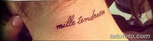 Фото тату надписи "mille tendresses" на запястье. Изящный шрифт, выполненный в технике леттеринга. Идея для женственной татуировки на запястье.