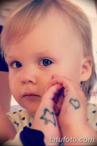 Фото тату маленькой звездочки и сердечка на руке ребенка. Нежные, минималистичные рисунки татуировки, выполненные в простом стиле.