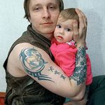 Фото тату на руке мужчины: рукав с узорами, славянские символы. Детализированный рисунок татуировки, пример работ мастера.