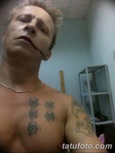 Фотография Михаила Горшенёва с татуировкой черепов на груди, демонстрирующая его бунтарский дух и любовь к символизму.