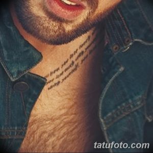 Фото татуировки на шее мужчины: длинная текстовая фраза, выполненная черными чернилами. Личный девиз или цитата.