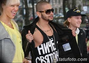 Фото тату Тиммати: татуировки на груди и предплечье, включая надписи и символы. Идеи для тату.