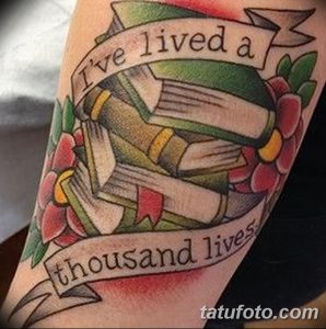 Фото тату на предплечье: руки, держащие открытую книгу, с надписью "I've lived a thousand lives" в стиле олд скул. Цветы и яркие цвета.