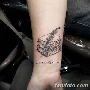 Фото татуировки на предплечье с изображением стопки книг, пера и надписи 'We're all stories in the end'. Черно-белый рисунок татуировки в реалистичном стиле.