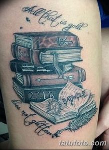 Фото тату на предплечье с изображением стопки старинных книг, цитаты и надписи '221B Baker Street'. Детализированный рисунок татуировки в стиле реализм.