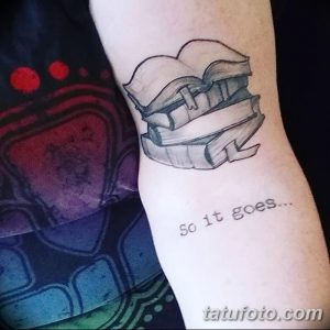Фото тату: татуировка с изображением открытой книги и надписью "So it goes...". Стильный дизайн и цитата из романа Курта Воннегута.