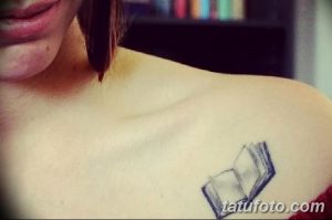 Фото тату: маленькая, минималистичная татуировка открытой книги, расположенная на ключице. Простой и элегантный дизайн.