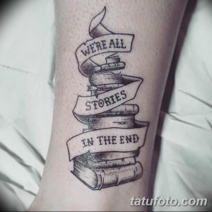 Фото тату: черно-белая татуировка с изображением стопки книг и цитаты "We're all stories in the end". Стильный леттеринг и детализированная прорисовка.