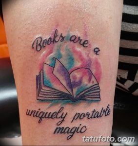 Фото тату: акварельная татуировка с изображением открытой книги и цитаты "Books are a uniquely portable magic". Нежные цвета и размытые контуры.