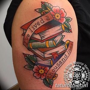 Фото яркой татуировки на плече с изображением стопки книг, украшенной цветами, выполненной в стиле олдскул.
