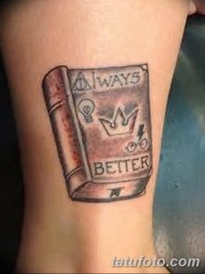 Фото татуировки с изображением книги из вселенной Гарри Поттера, с надписью 'ALWAYS', выполненной в минималистичном стиле на руке.