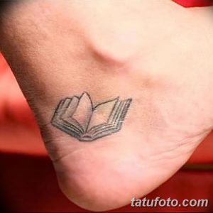 Фото тату: маленькая черно-белая татуировка на стопе с изображением открытой книги. Идеальный эскиз для любителей чтения и минимализма.