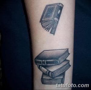 Фото тату на предплечье: стопка книг внизу и одинокая книга, парящая над ними. Черно-белый рисунок с детальной прорисовкой.