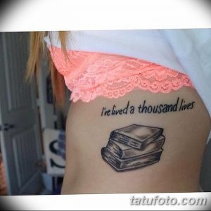 Фото тату на боку: стопка книг и надпись 'I've lived a thousand lives'. Черно-белый рисунок.