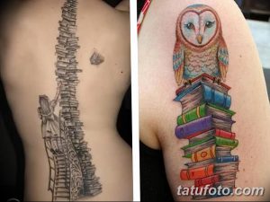 Фото тату на спине и плече: высокая стопка книг и сова. Детализированный и красочный рисунок татуировки.
