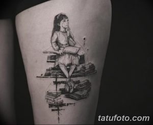 Фото тату: черно-белая татуировка на бедре с изображением девочки, сидящей на стопке книг и читающей книгу. Реалистичный стиль, детализированная проработка.