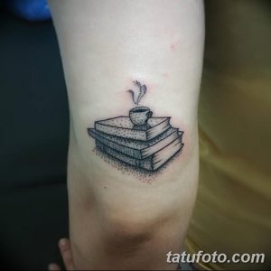 Фото тату: черно-белая татуировка на локте с изображением стопки книг и чашки кофе. Точечная техника, минималистичный стиль.
