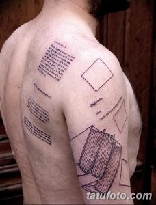 Фото тату на спине и плече: абстрактный рисунок с книгами, текстом на неизвестном языке и геометрическими фигурами. Стиль татуировки - минимализм и графика.
