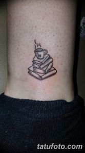 Фото тату на лодыжке: чашка кофе стоит на стопке книг, выполненной в технике дотворк. Небольшой, минималистичный рисунок татуировки.