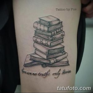 Фото тату: реалистичная стопка книг на руке с надписью "There are no truths, only stories". Черно-серые тона, каллиграфический шрифт.