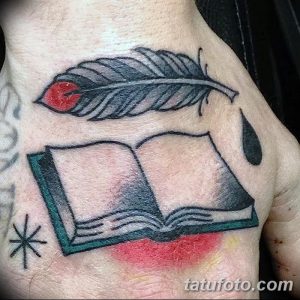 Фото татуировки на руке: классическое изображение открытой книги и пера, украшенное каплей чернил, выполненное в традиционном стиле.