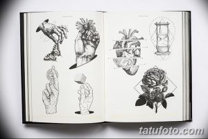 Фото разворота книги с эскизами татуировок в стиле олд скул: сердца, цветы, руки, песочные часы и другие классические мотивы.