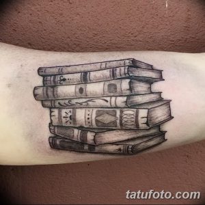 Фото тату на руке: Стопка старинных книг, выполненная в черно-белом стиле. Реалистичная проработка деталей.