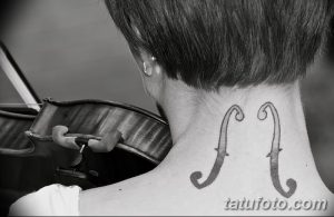 Фото тату с изображением скрипки на затылке. Простой, но элегантный рисунок в черном цвете. Подходит для любителей минимализма и музыки.