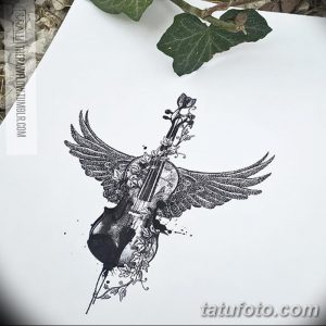 Черно-белый эскиз татуировки скрипки с расправленными крыльями и обвитыми цветами. Детализированный рисунок татуировки, выполненный в стиле графики.