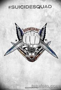 Фото тату бумеранга с надписью "Boomerang" в стиле комиксов. Яркие цвета и динамичные линии.