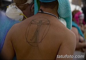 Фото тату: схематичный рисунок Человека Витрувиана на спине человека, выполненный тонкими линиями. Изображение выглядит как предварительный эскиз.