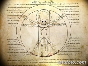 Фото тату: рисунок человека Витрувиана с головой инопланетянина, выполненный в стиле старинной гравюры на фоне старой бумаги.