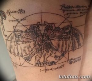 Фотография сложной татуировки на руке, сочетающей изображение Человека Витрувиана с математическими формулами и геометрическими линиями. Рисунок выглядит интеллектуально и оригинально.