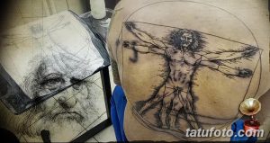 Фото масштабной тату Витрувианского человека на спине. Детальный рисунок татуировки, выполненный в графическом стиле, занимает почти всю спину и демонстрирует высокое мастерство художника.