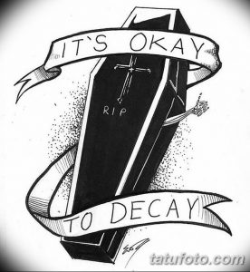Фото татуировки с изображением гроба и надписи 'It's okay to decay'. Простой, минималистичный рисунок в черно-белых тонах. Лаконичный дизайн.