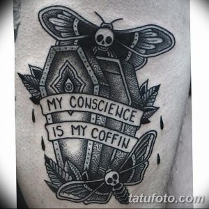 Черно-белое фото тату на руке с изображением мотылька над гробом и надписью 'My conscience is my coffin'. Детализированный рисунок в стиле олдскул.
