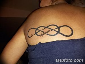 Фото тату: Символ бесконечности с надписью "Love Happiness" на плече. Женский эскиз татуировки.