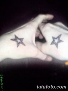 Фото тату: Две звезды на запястьях двух рук. Парная татуировка, символизирующая связь и дружбу.
