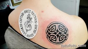 Фото тату кельтского узла и изображения морского бога на спине женщины. Черно-белый рисунок татуировки с четкими линиями и детальной проработкой.