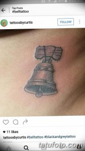 Фото татуировки в стиле blackwork с изображением колокола на руке. Простой и лаконичный рисунок татуировки, выполненный в черном цвете.