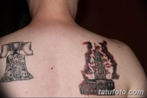 Фото двух татуировок на спине: колокол, заполненный черепами, и горящая церковь. Черно-белые рисунки тату с мрачной тематикой.