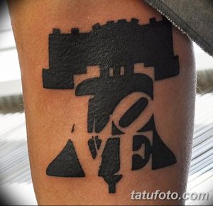 Черно-белое фото татуировки колокола на руке. Минималистичный рисунок тату, выполненный в технике силуэта, без лишних деталей.