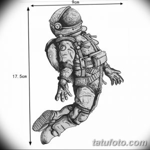 Черно-белый эскиз татуировки космонавта, выполненный в технике графики. Изображение показывает космонавта в скафандре, размеры 9x17.5 см, идеально для предплечья.