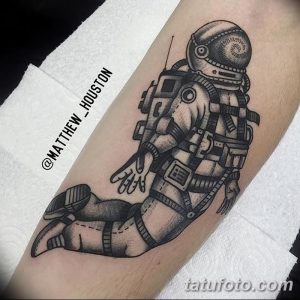 Фото татуировки космонавта, выполненной в технике dotwork. Рисунок выполнен точками, создающими эффект текстуры и объема.